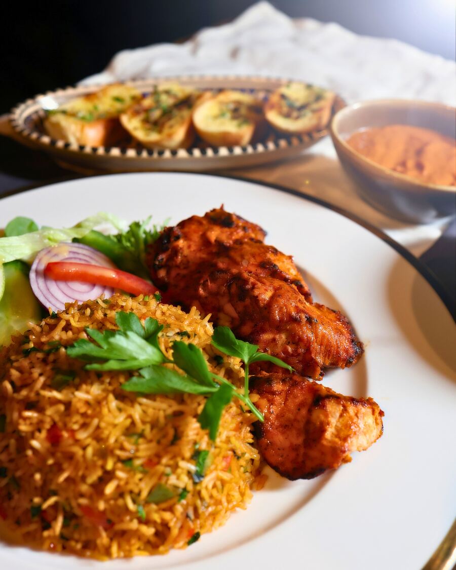 Piri piri flame grilled chicken med krydret ris og hvitløksbrød