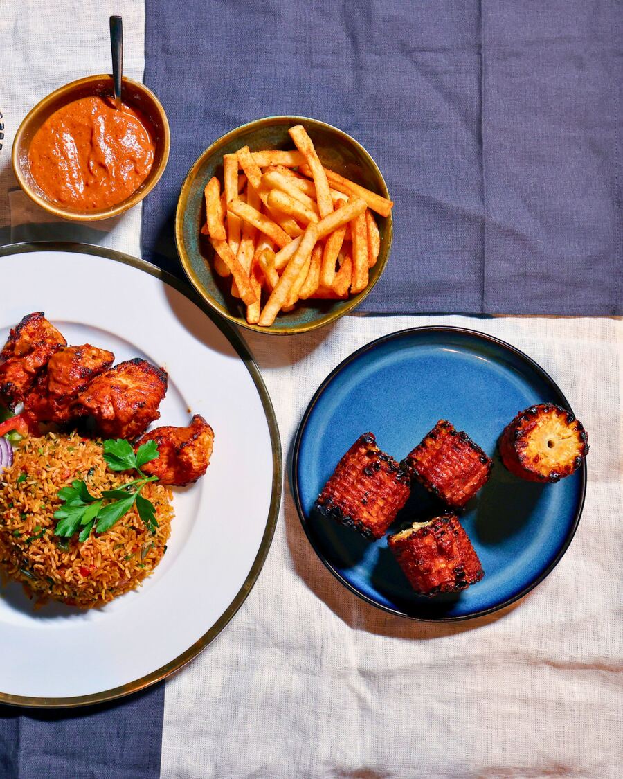 Kylling, mais, fries og saus ovenfra